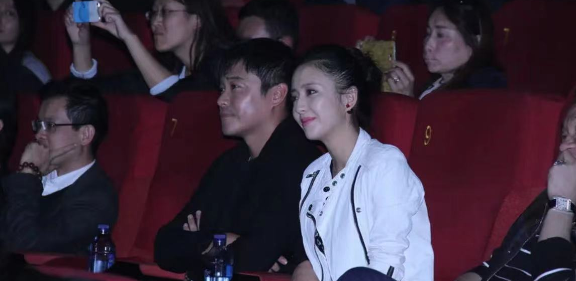 陈思诚|陈思诚曝新恋情！与美女当众拥抱牵手，女方长腿吸睛颜值不输明星