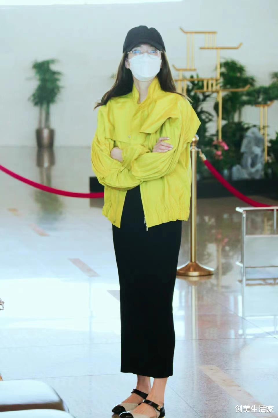 江疏影生日装，穿荧光绿外套配黑色开叉筒裙，时尚优雅又高级