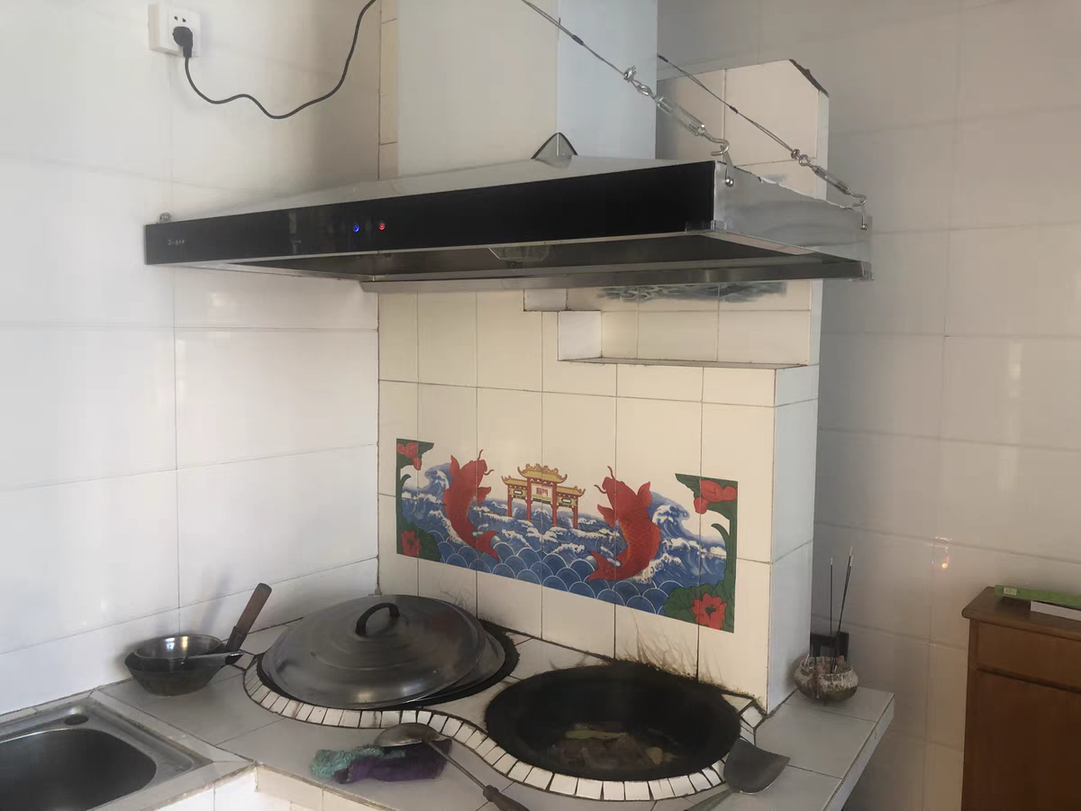 柴火灶装了烟囱还想配油烟机?这真是技术活,装好了油烟全排光