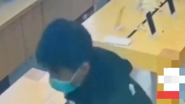 男子假装逛店偷换收款码，店主发现淡定报警：这人挺傻的，现在都实名认证了
