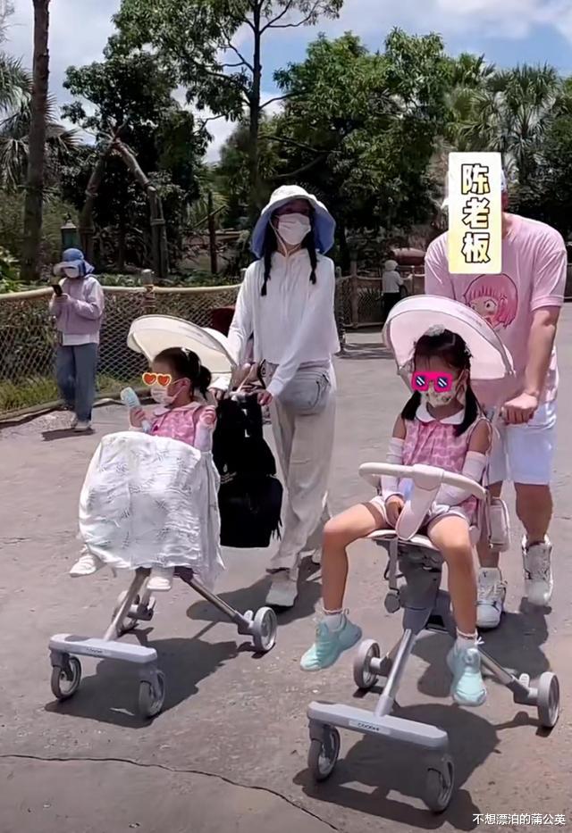 钟嘉欣|张子萱一家游迪士尼,与陈赫用婴儿车推两个女儿,6岁安安很粘爸爸