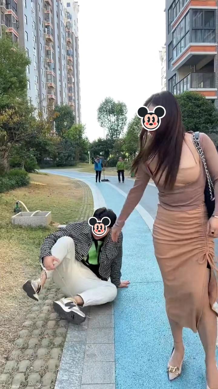 妻子蹲下帮丈夫绑鞋带,他趁机和陌生女子互换联系方式,不懂珍惜