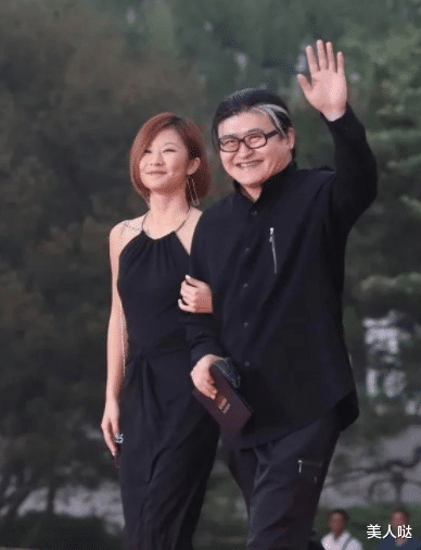 美甲 刘欢女儿“整容式”长大！31岁女儿穿挂脖小黑裙窈窕又优雅，锁骨纹身野性十足太抢镜