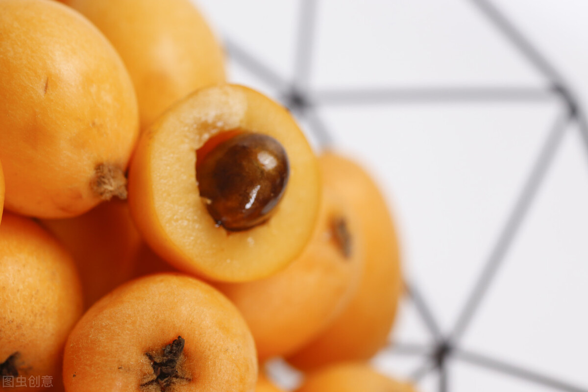 脾胃|枇杷搭配银耳煮,隔三差五喝一次,经济实惠、润肺又止咳