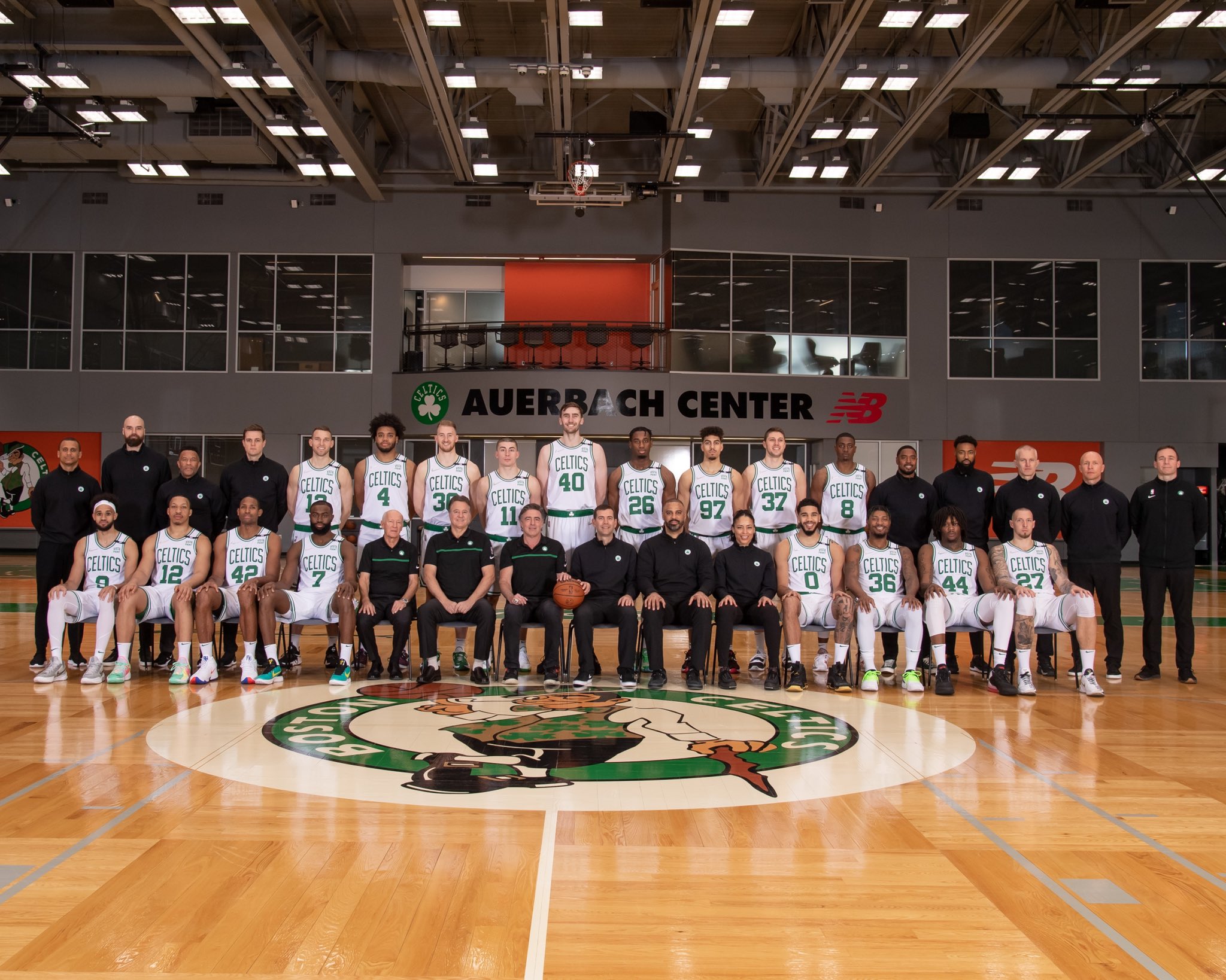 凯尔特人队|绿军全家福出炉！两大佬C位塔图姆布朗坐前排，悍将获球队最高荣誉奖