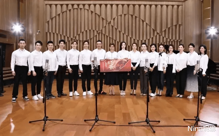 张蕾|央视女主持天团合体，张蕾穿职场装像“女干部”，167朱迅个矮霸气站C位