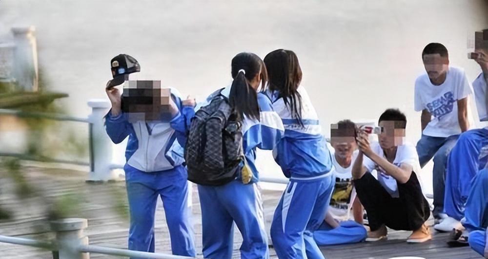 江西14岁初中女生遭多人霸凌!拳打脚踢扒裤子,还被逼喝黄色液体