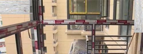 家长带孩子去邻居家，未经允许看装修坠亡，业主：不请自来！