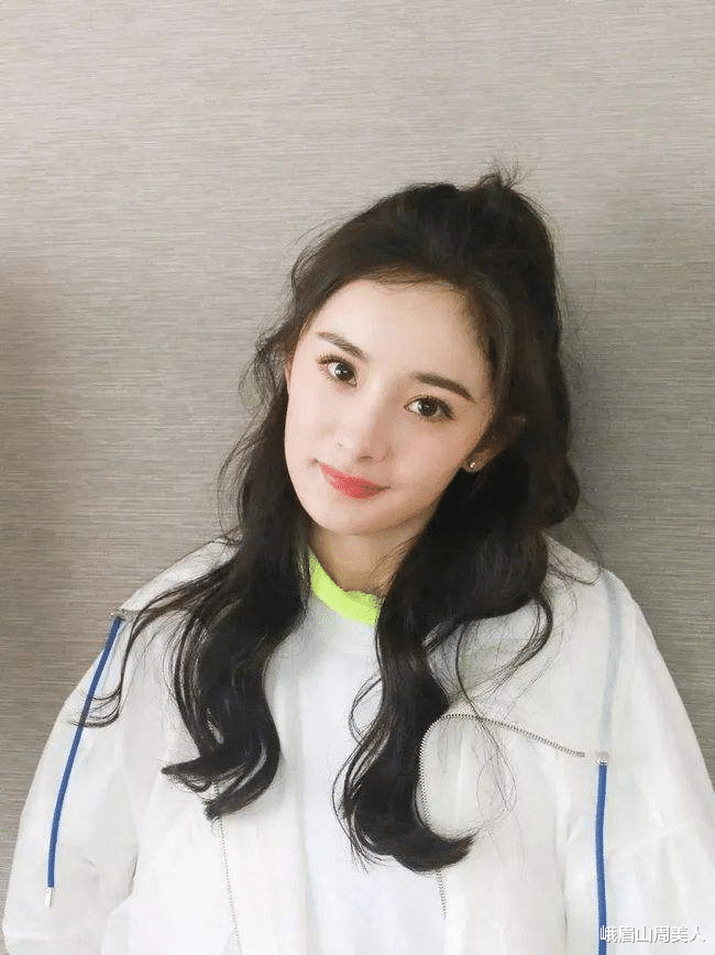 发型 脸上有这3个“特征”的女生,别再披头散发了,露出五官更女神