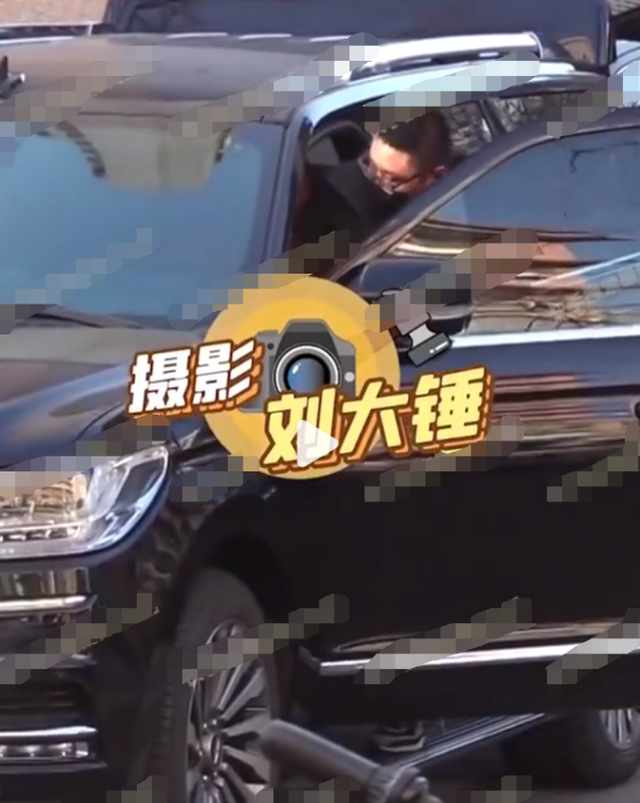 王嘉尔|王嘉尔再曝新视频,绯闻女友宋雨琦回韩国后,又在家中密会俩美女