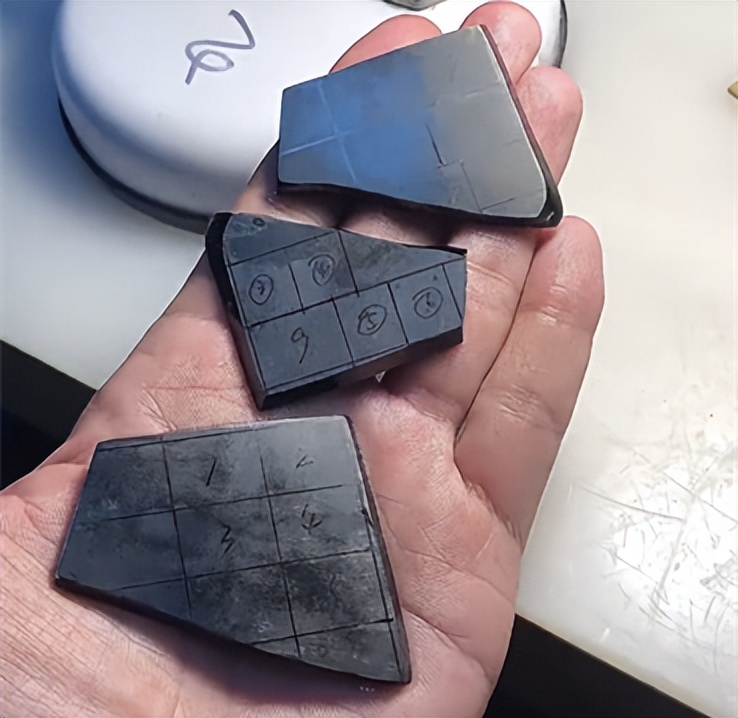 翡翠|大万买的翡翠原石切出墨翠,从原石到成品设计起货蜕变全过程