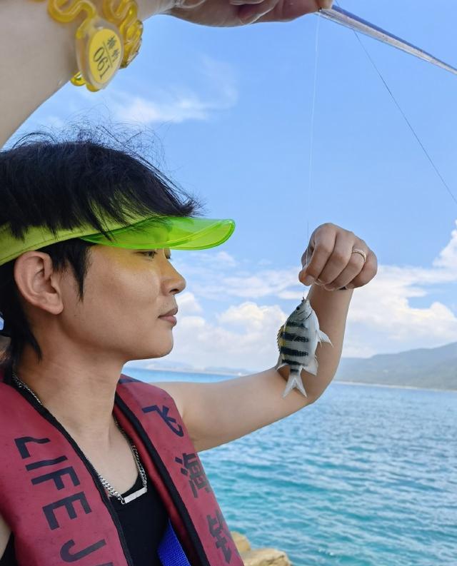 孟鹤堂|德云社孟鹤堂发文，穿背心在海边钓鱼，粉丝：孟哥保养得真好