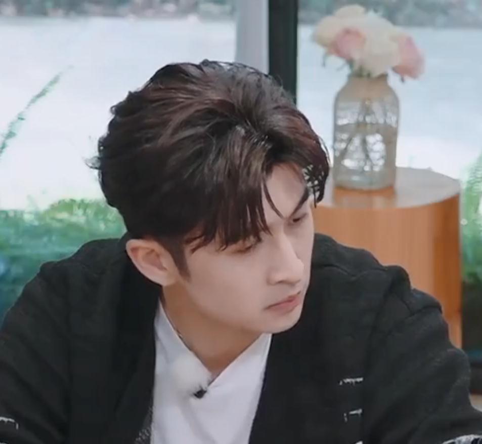 刘芸|《妻子6》女星吃饭戴墨镜,陆毅妻子我能理解,刘芸夫妇搞啥名堂