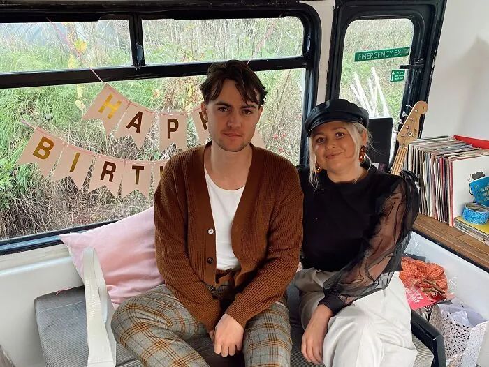 不做房奴,英国情侣爆改2500磅双层巴士,浴缸壁炉一应俱全