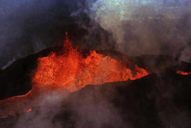 冷冬预警来了?俄一火山现强烈喷发迹象!1000度火山物沿山坡滚下