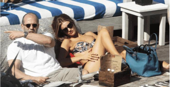 杰森·斯坦森|斯坦森带娇妻海边度假,娇妻坐在一侧吸烟场面温馨,这就是爱情的模样