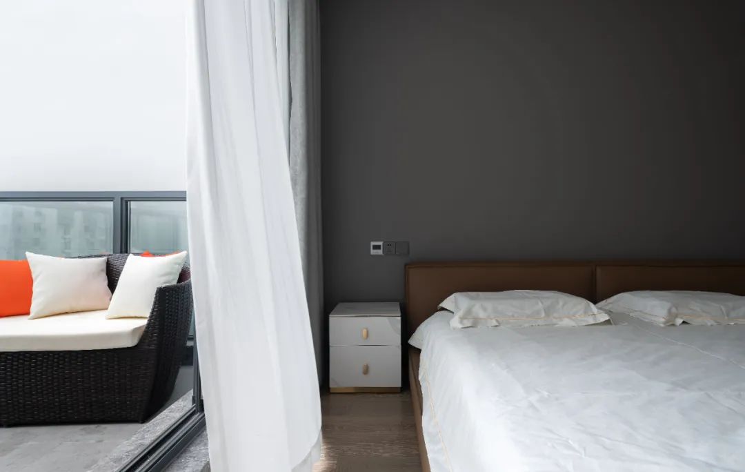 280㎡至简轻奢,玲珑别致的悬挑顶层复式