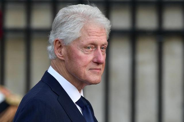 希拉里|1975年希拉里嫁给克林顿:白色长裙,金发爆炸头,颜值不输女明星