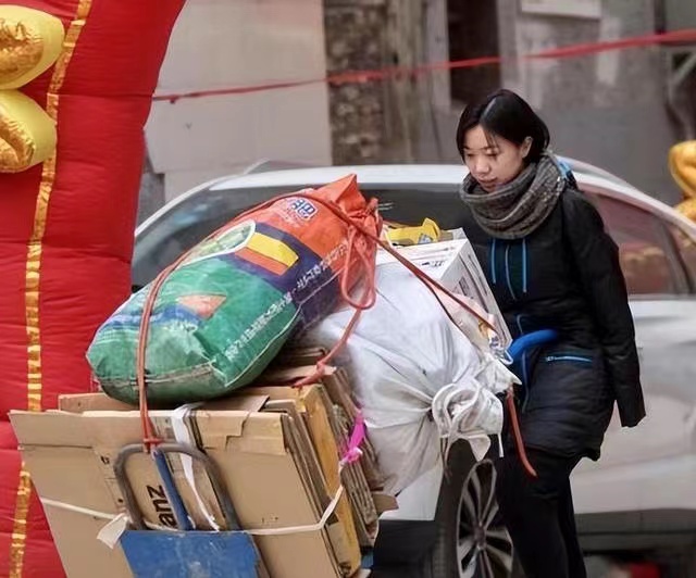 1994年,拾荒老人收养一独臂女弃婴,捡废品供她上学,如今怎么样了?