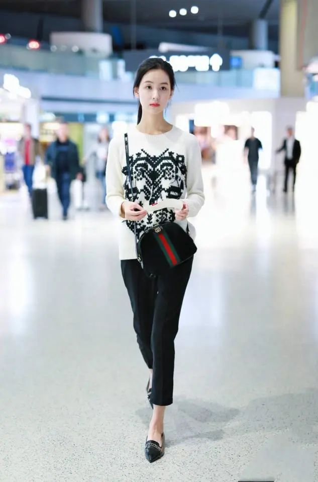 女孩|微卷新造型配粉色上衣，看上去却很显老