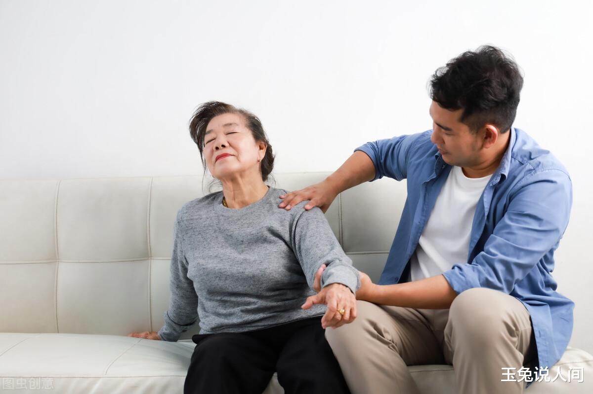 64岁大妈雇男保姆24小时陪伴,捂紧50万存款谁也不给,儿媳妇:你可长点心吧