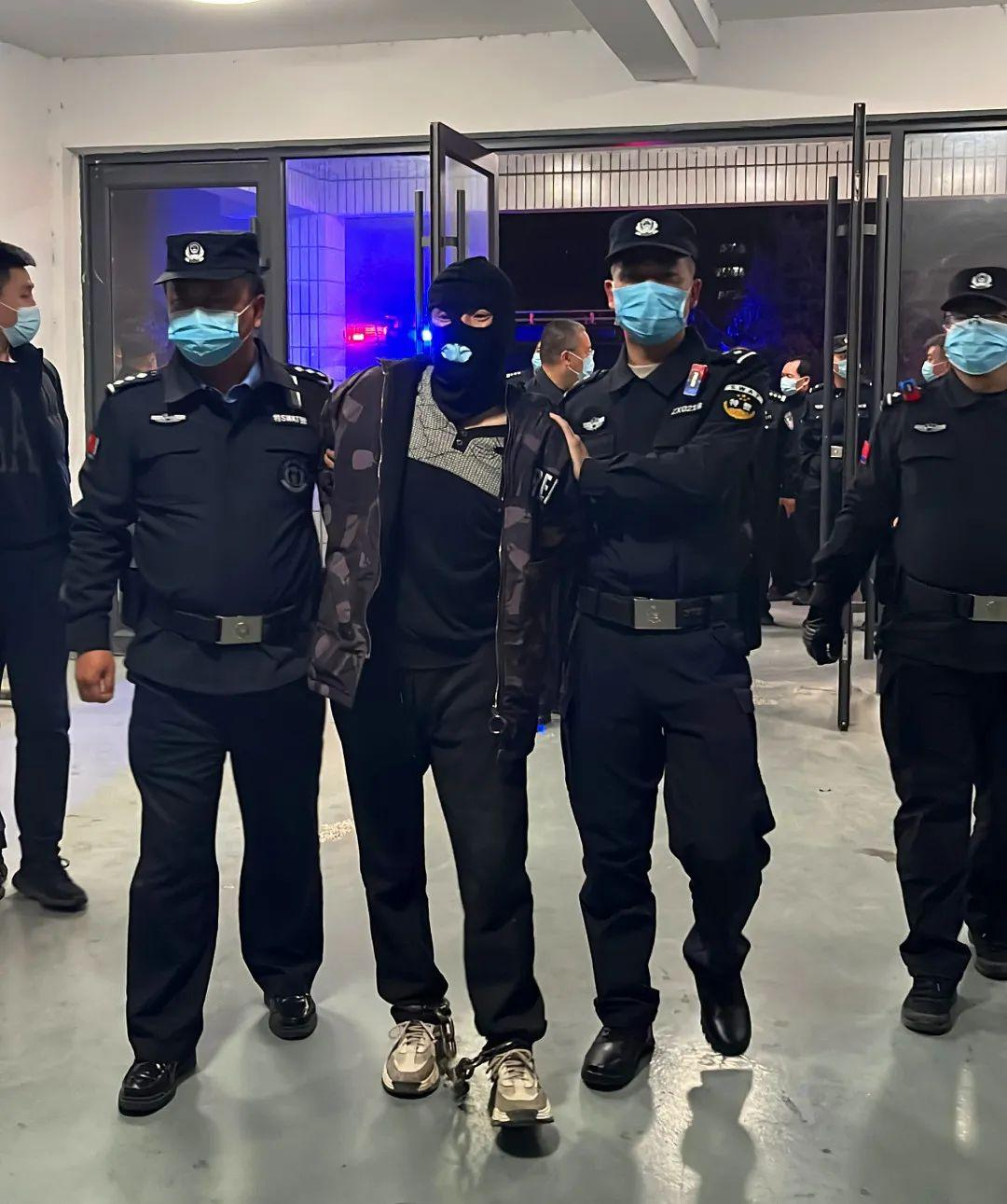 陕西延安发生重大刑案,嫌疑人杀人潜逃后被抓获,落网现场曝光