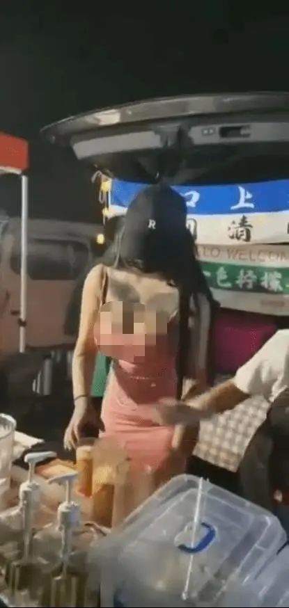 女子对着儿童扭腰摆臀,还要不要脸啊!