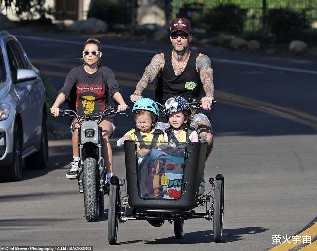 亚当|维密天使小南瓜撩衣秀肚大如箩,躺丈夫身上很甜,亚当轻松被原谅