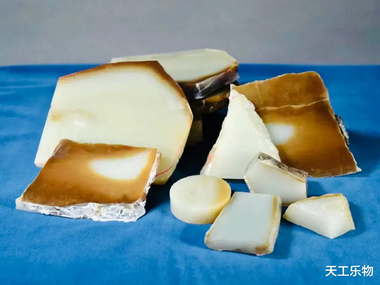 黄口|和田玉玩家切料成瘾？先来看看什么叫“一刀披麻布”！