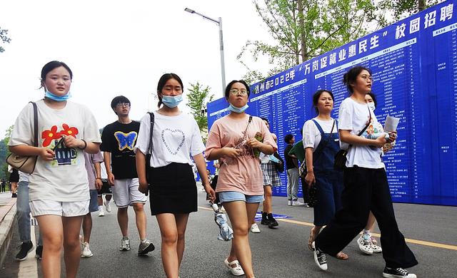 大学生|大学生初入职场，别总想着跟同事其乐融融，吃了亏才知道后悔