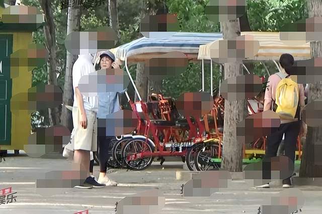 官宣|65岁葛优带娃出游！包裹严实不想被人认出，老婆背布袋子太接地气