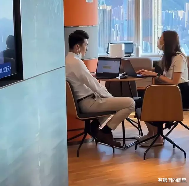 西装全套的二道贩子告诉你,香港人有多在乎体面