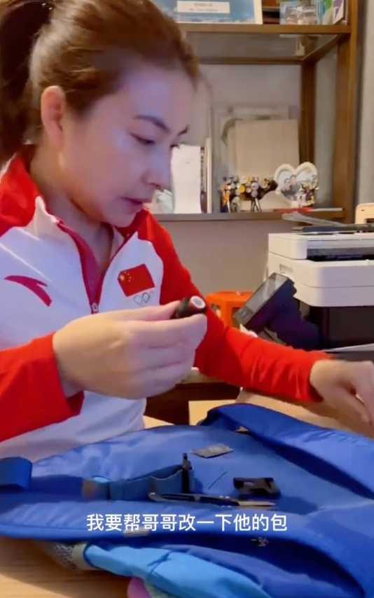 郭晶晶|豪门媳妇郭晶晶素颜爬山!大汗淋漓皮肤白净,路边卖力压腿秀肌肉