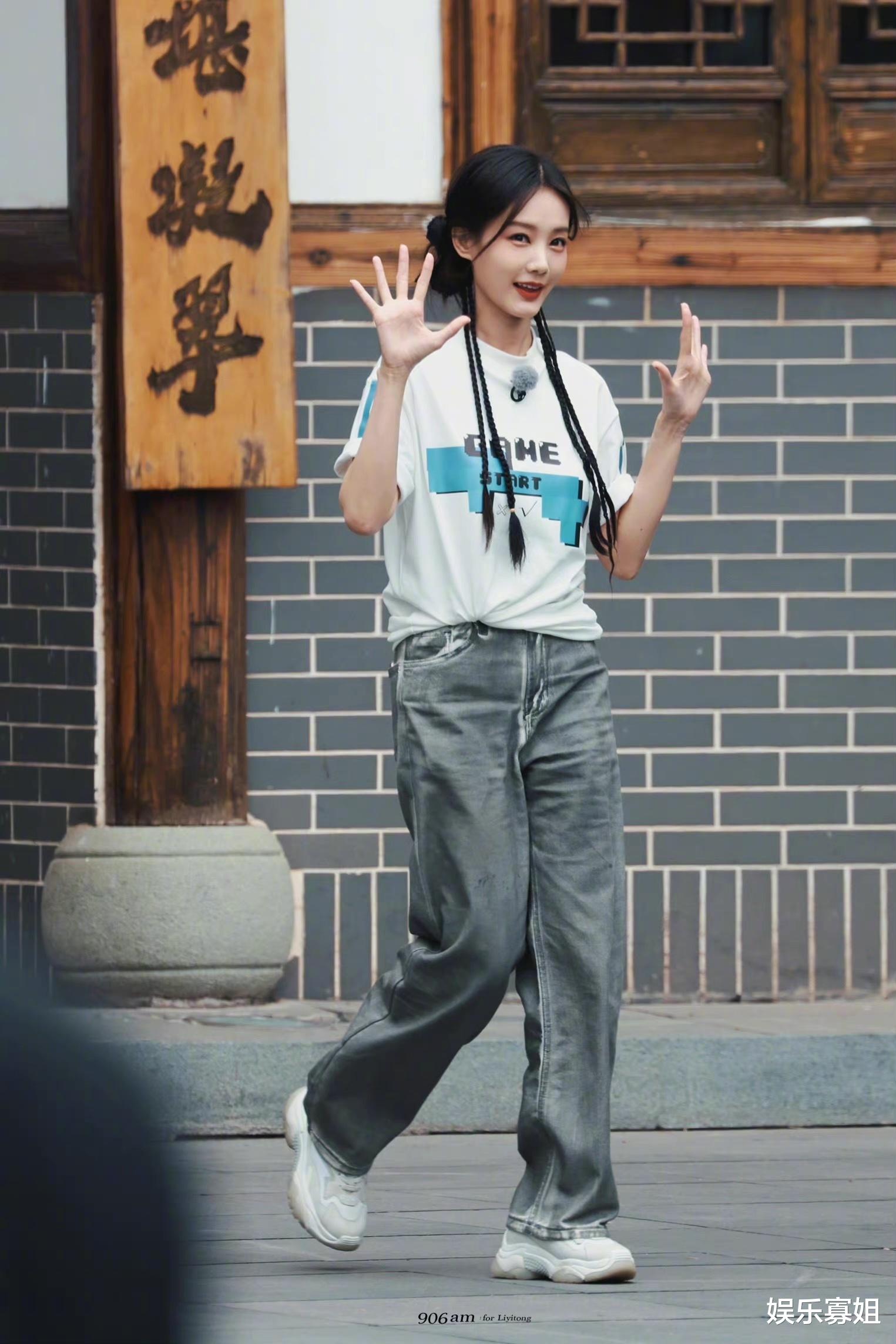 减脂 李一桐《奔跑吧》路透，双丸子麻花辫发型，简约白T，笑容好甜美