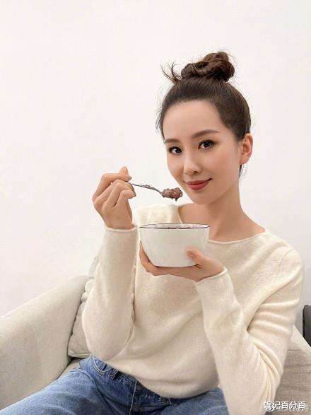 迪丽热巴|刘诗诗晒腊八六连拍，手拿腊八粥比耶，白色羊毛衫搭配牛仔裤，元气满满有活力
