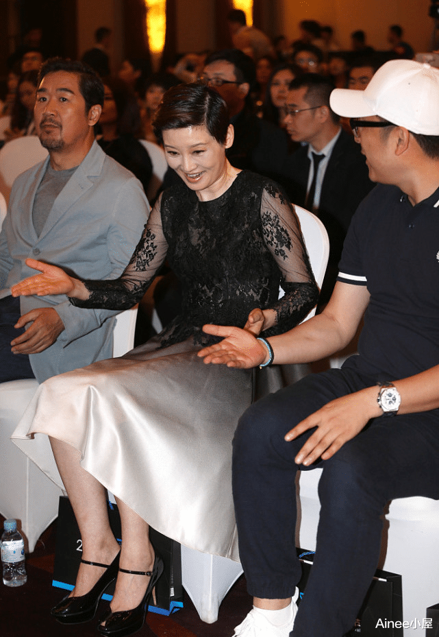 中年的徐帆有点瘦过头了,蕾丝拼接渐变裙优雅知性,看脖子有点老