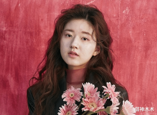 赵露思|赵露思戴18万珠宝上时尚杂志,和生图差别大,精修照撞脸鞠婧祎