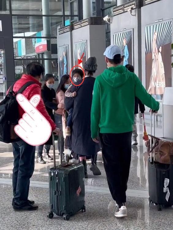 杨幂|袁弘张歆艺手牵手现身机场,为避免3岁儿子被关注,交给保姆照看