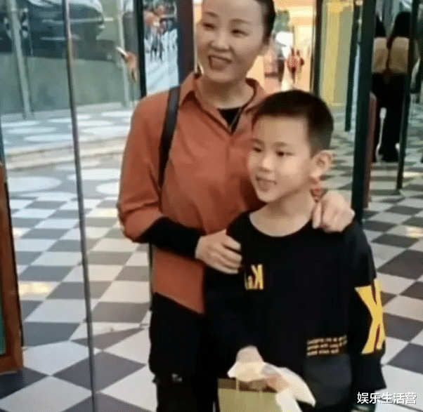 |9岁孙辉实惨！独自扛20斤面走路回家，妈妈拍视频，爸爸忙着健身