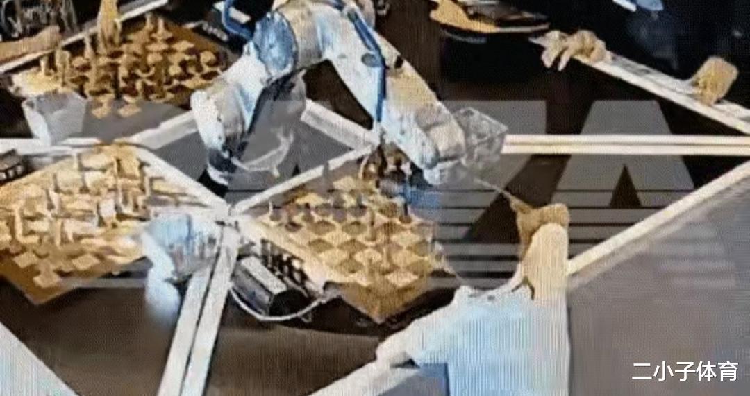 机器人与7岁男孩下棋，小男孩“耍赖”，被机器人直接弄断手指