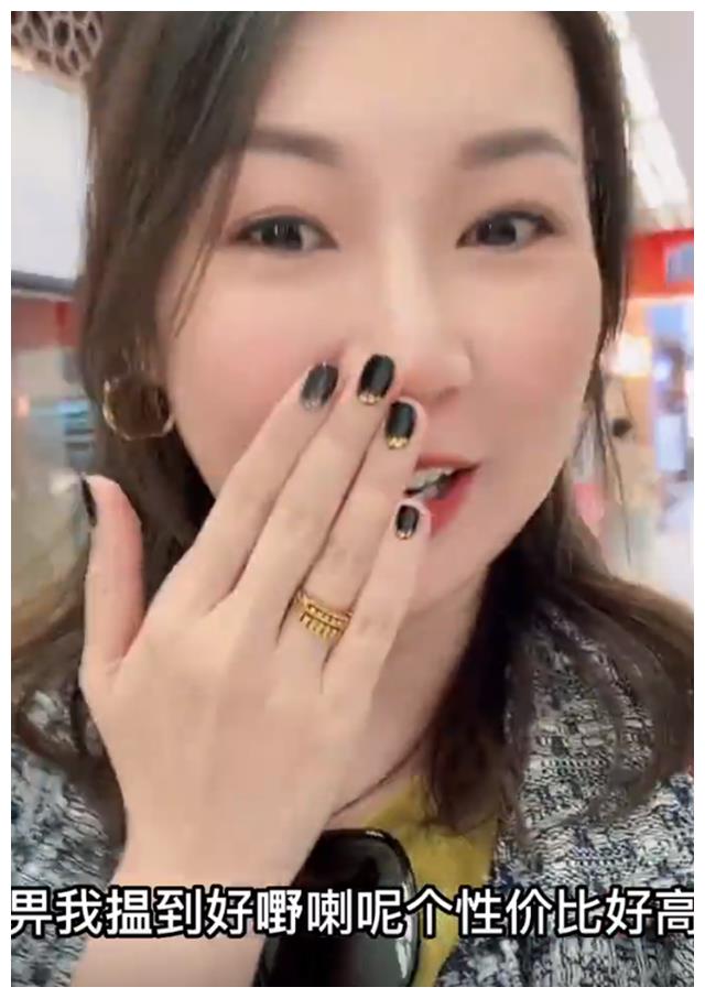 美甲 TVB富二代长居内地，第一次逛地下商场很兴奋，花59元美甲称便宜