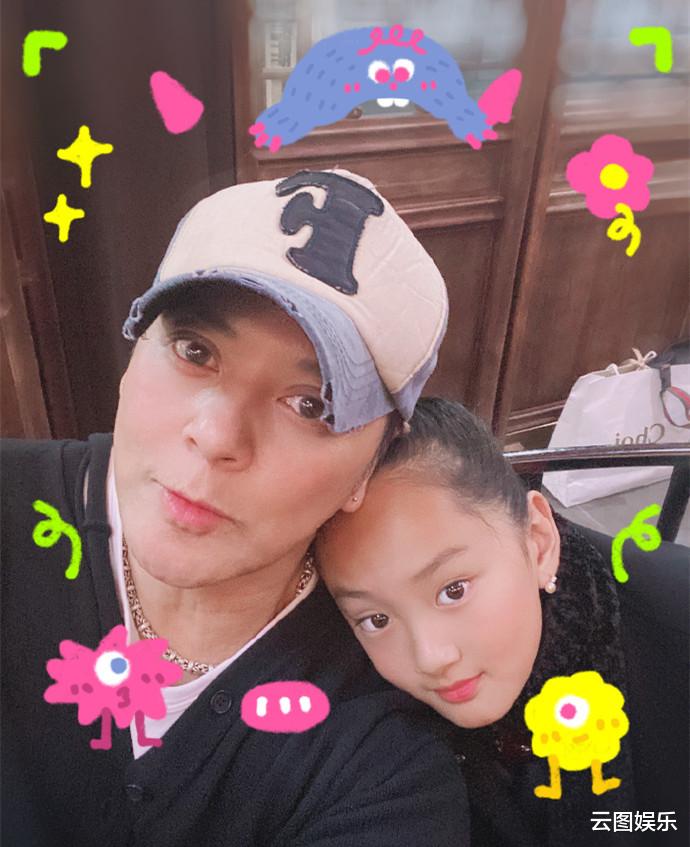 洪欣|莫少聪21岁儿子近照,帅气十足太像妈妈洪欣,已改跟继父张丹峰姓