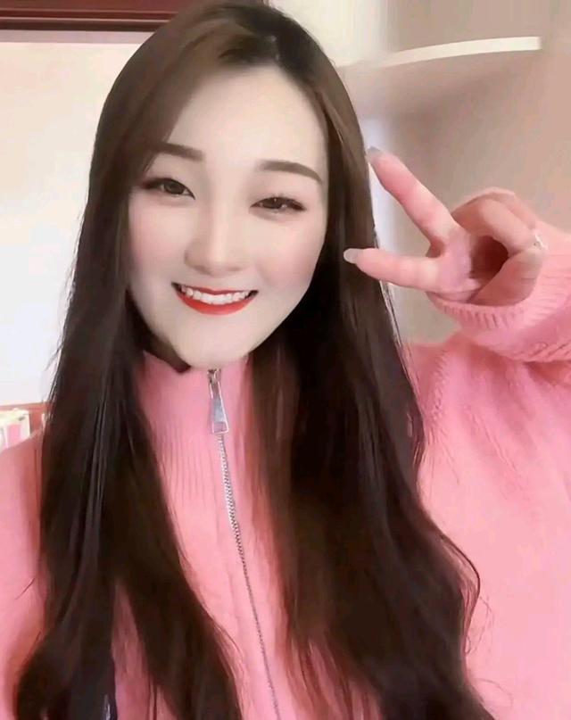 大衣哥儿子小伟借酒浇愁,被朋友一杯接一杯灌,网友说太受气了吧