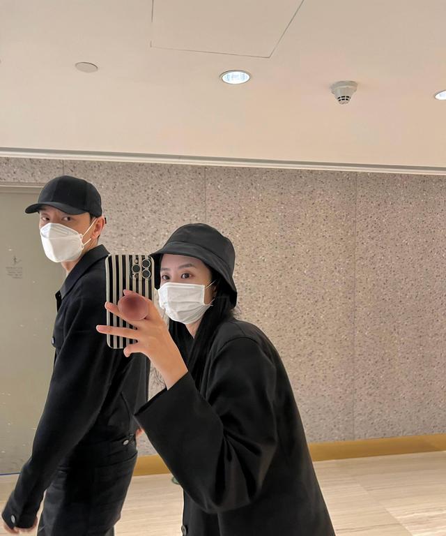 李光洁|李光洁隋雨蒙夫妇晒合照秀恩爱，2岁儿子衬衫马甲打扮时尚帅气