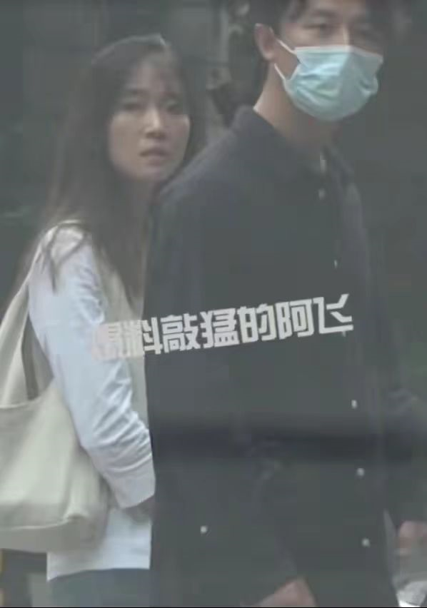 黄轩|?黄轩携女友现身!女方苗条素颜似巩俐,此前被曝收天价彩礼将成婚!