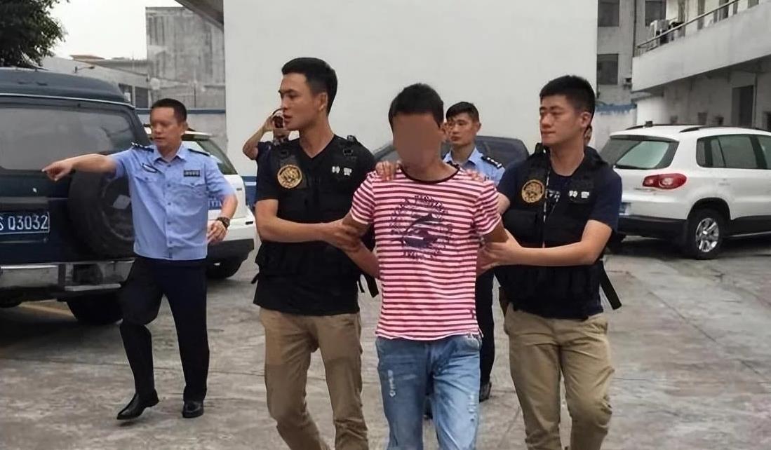 17岁亲生儿子被杀害，父亲暗自追查16年后大哭：凶手早已结婚生子