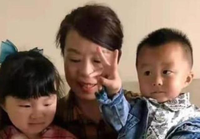 奇奇|田静晒儿女走模特步视频，悦悦走路超有范，奇奇成了姐姐的小跟班