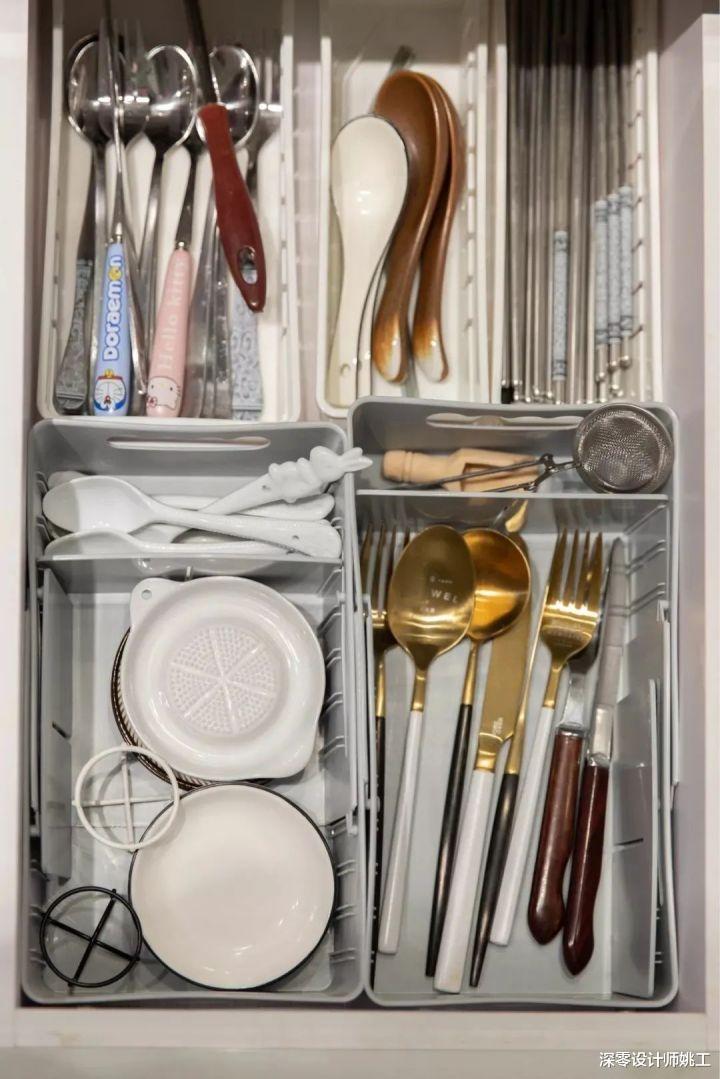 总结厨房的4处收纳技巧,吊柜部分开放,台面置物架等,干货满满