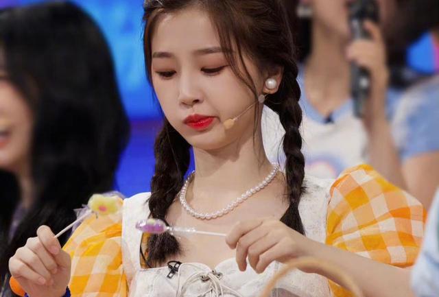 关晓彤|关晓彤、虞书欣抢热榜,内娱马上热闹了?最主要是汪峰演唱会来了