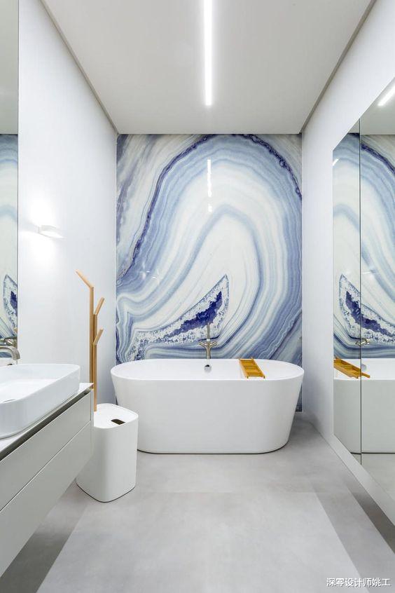 不到6㎡的卫生间,搭配瓷砖务必遵循“墙浅地深”口诀,提亮不显压抑
